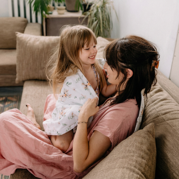 mama i córka relaksują się pod medyczną kołdrą obciążeniową Sensoric